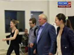 Imagen tomada de un video en la que se ve a Snowden, junto a su abogado, abandonando la zona de tránsito de l aeropuerto de Moscú. AP /