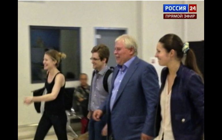 Imagen tomada de un video en la que se ve a Snowden, junto a su abogado, abandonando la zona de tránsito de l aeropuerto de Moscú. AP /