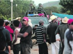 Miembros de la autodefensa de Tecoanapa, Guerrero, inconformes porque han sido desarmados, impiden el paso a los militares. AFP /