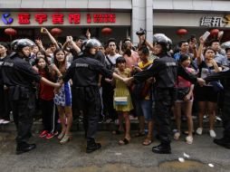 Los fans esperan ansiosos poder ver a la estrella de la NBA al menos por un momento. AP /