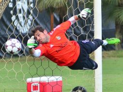 Iker mantuvo una relación de altibajos con Mou, quien lo dejó en la banca en su última etapa. EFE /