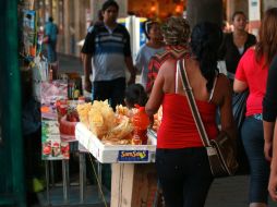 Autoridades de Guadalajara afirmaron que trabajarán para recuperar los espacios públicos cedidos al ambulantaje. ARCHIVO /