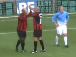 El gol de Trevor Sinclair fue lo más vistoso en el juego de veteranos. ESPECIAL /