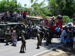 Los comunitarios mantenían el bloqueo para exigir que el Ejército no los desarme. ARCHIVO /