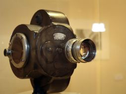 La muestra está conformada, entre otras cosas, por algunos aparatos para la filmación y proyección de películas.  /