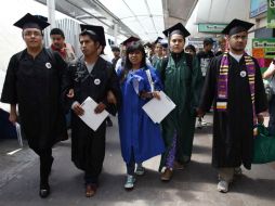 Vestidos con togas de graduación, los ''dreamers'' intentaron desafiar las leyes de inmigración y fueron detenidos. ARCHIVO /