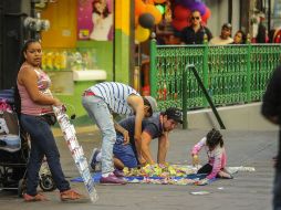 En los andadores se puede ver a personas con sus productos revisando los movimientos de inspectores.  /