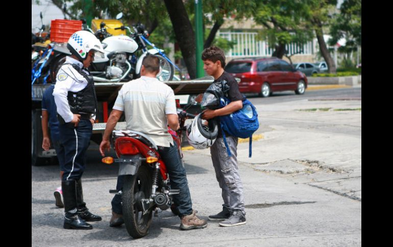 La Policía Vial implementa un operativo para revisar que no haya irregularidades en motociclistas. ARCHIVO /