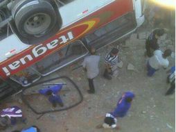 .El autobús cayó desde un puente en la región metropolitana de Río de Janeiro. TOMADA DE @bil_sat  /