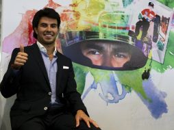 Checo Pérez posa junto a una de las obras de arte en Guadalajara. EFE /