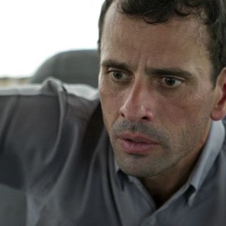 Reportan retención de avión de Capriles en Caracas