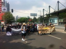 Los estudiantes realizaron una manifestación antes de entregar el documento. ARCHIVO /