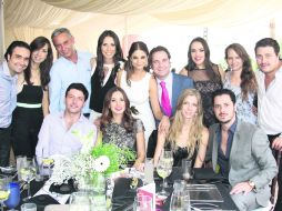 FELICES. María José y Jonathan acompañados por sus amigos. EL INFORMADOR /