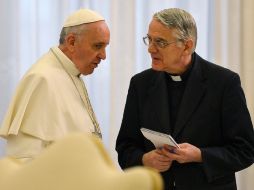 Según el portavoz del Vaticano, Federico Lombardi (d), se debe hacer frente a los desafíos para la protección de la legalidad. AP /
