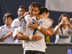 Ronaldo no temió que el aficionado fuera a dañarle y respondió a su muestra de afecto. AP /