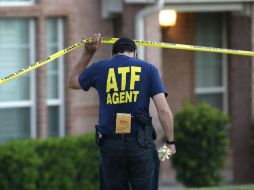 Un agente de la ATF levanta cinta de la escena del crimen fuera del primer sitio del ataque. AFP /