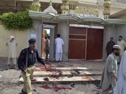Miembros de las fuerzas de seguridad paquistaníes inspeccionan el sitio del  funeral de un mando de la Policía paquistaní, en Quetta. EFE /