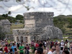 Turistas en el sitio arqueológico de Tulum, a 130 kilómetros de Cancún. ARCHIVO /