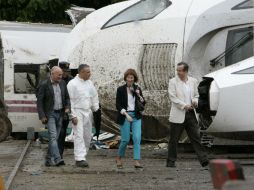 El juez encargado de investigar el accidente , Luis Aláez (I), acompañado de miembros del juzgado, en el sitio de los hechos. EFE /