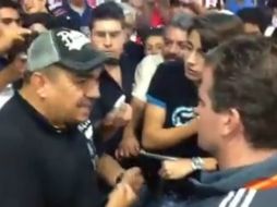 El aficionado habló molesto con el directivo rojiblanco. Foto: Tiempo Real Deportes. ESPECIAL /