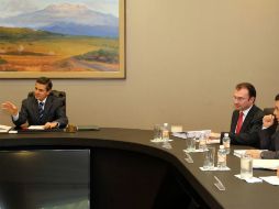 El Mandatario está con  Coldwell, Osorio, Videgaray, entre otros funcionarios. ARCHIVO /