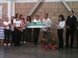 La gerente de operaciones de Costco Guadalajara hizo entrega del cheque a directivos de la asociación.  /