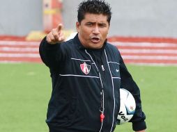 Omar Asad deberá modificar su esquema, lo que podría conllevar al entrenador a meter jugadores debutantes en primera división. ARCHIVO /