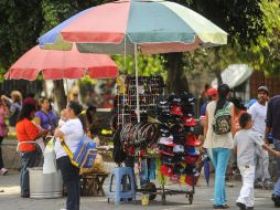 Los ambulantes siguen vendiendo sus productos en el Centro Histórico de la ciudad.  /
