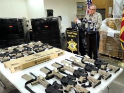 Joe Arpaio argumente que sus agentes deben poseer suficiente poder de fuego para devolver un ataque. AP /