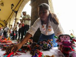 Los ambulantes trataron de vender en las banquetas del Palacio Municipal. ARCHIVO /
