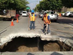 Para realizar los trabajos fue necesario cerrar dos de los tres carriles de la avenida. ESPECIAL /