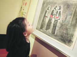 Para ver. Sandy, una pequeña usuaria del Globo, Museo del Niño, observa una de las imágenes de Carrington. EL INFORMADOR /