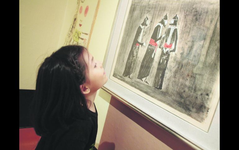 Para ver. Sandy, una pequeña usuaria del Globo, Museo del Niño, observa una de las imágenes de Carrington. EL INFORMADOR /
