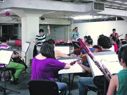 Práctica. Los integrantes de la Orquesta Sinfónica Juvenil de Guadalajara, bajo la dirección de Juan Franco, durante un ensayo. EL INFORMADOR /