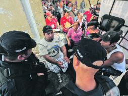 Este comerciante informal denunció ante gendarmes de Guadalajara, a un inspector que le quitó su mercancía y lo multó. EL INFORMADOR /