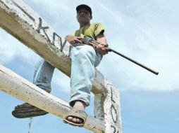 Vigía. Un miembro de la autodefensa de Guerrero vigila en la comunidad de El Pericón, en Teconapa. NTX /