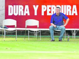 Observa. Jorge Vergara ve el entrenamiento de sus pupilos en Verde Valle. MEXSPORT /