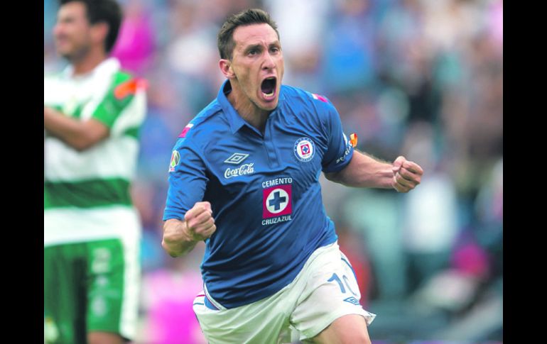 Christian Giménez, mediocampista nacido en Argentina tiene 32 años, llegó a México en 2004 y ha anotado 91 goles en 315 partidos. MEXSPORT /