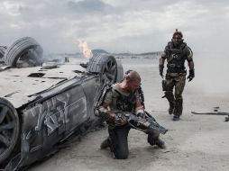 Un mundo destruido, donde sólo viven los sobrevivientes pobres, que no pueden vivir en la opulenta estación espacial. ESPECIAL /