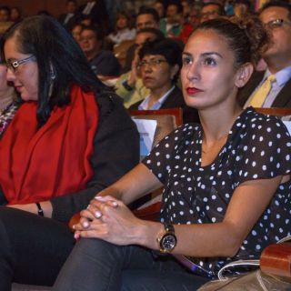 Paola Espinosa convive con niños de su fundación