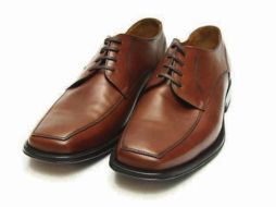 Para regalar zapatos será de vital importancia el saber qué número es el que calza y el estilo habitual que el hombre prefiere. ARCHIVO /