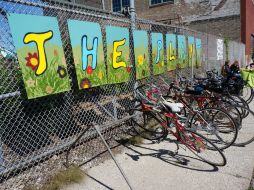 La empresa es el único edificio ecológico en la ciudad donde se producen alimentos, sin contaminar el ambiente. ESPECIAL /