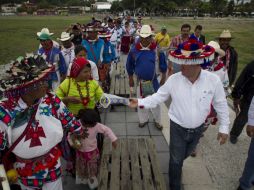 Diputados acudieron a la comunidad para ofrecer su apoyo para su reconocimiento jurídico. ARCHIVO /