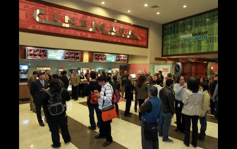 Los riesgos que se generan al permitir que Cinemark sea absorbida por Cinemex, es que el mercado queda condenado a un duopolio. ARCHIVO /