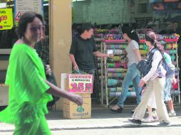 Algunos comericantes ambulantes se las ingenian para seguir vendiendo sus productos en el Centro Histórico tapatío. EL INFORMADOR /