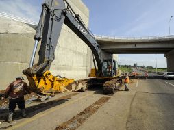 Obreros de la empresa GEO realizan trabajos de reparación en el kilómetro 17 del nuevo Periférico. EL INFORMADOR /