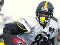 Plaxico Burress intentaba regresar al nivel que lo catapultó a la fama, pero con 36 años parece que esta lesión lo acerca al retiro. AP /