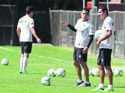 Entrenamiento. Amaury Ponce (derecha) platica con Omar Bravo durante la práctica del Atlas en Colomos. MEXSPORT /