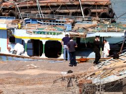 Un policía revisa el barco encallado cerca de la costa italiana. AFP /