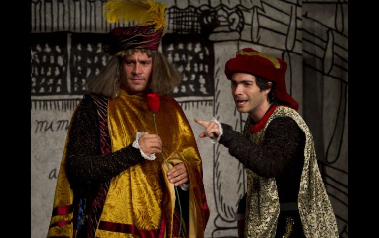 Arath de la Torre interpreta a 20 personajes y tiene más de 30 cambios de vestuario. ARCHIVO /